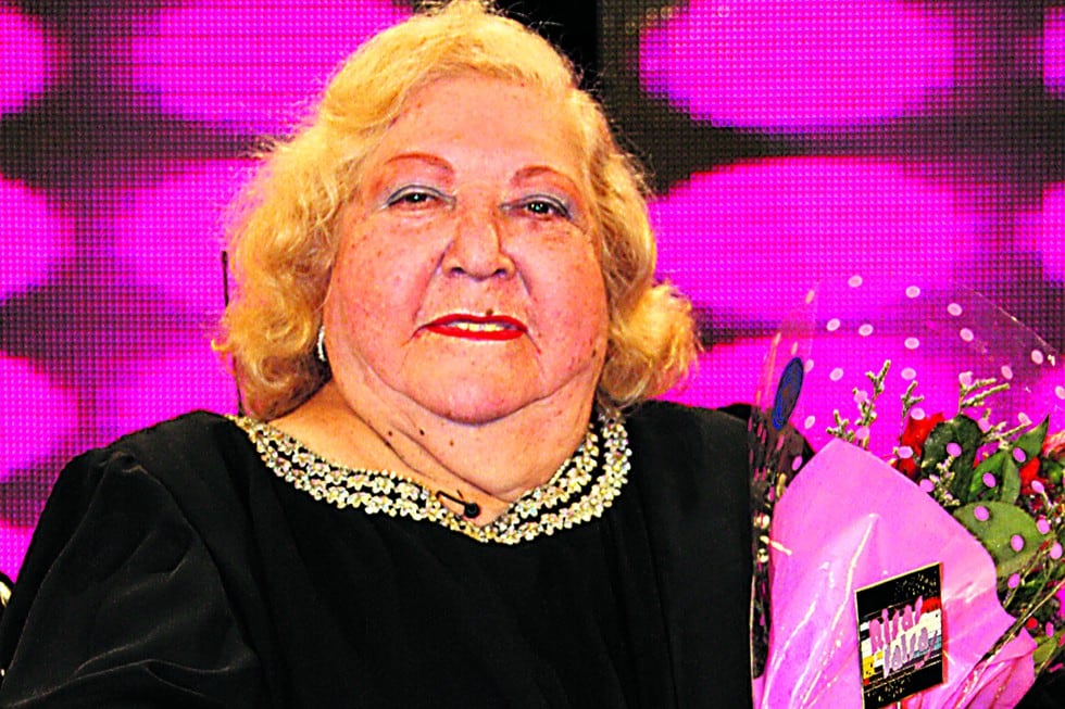 Artista y maestra de colegio,  Esmeralda Checa Seminario debutó como actriz cómica en "El tornillo" en 1968.