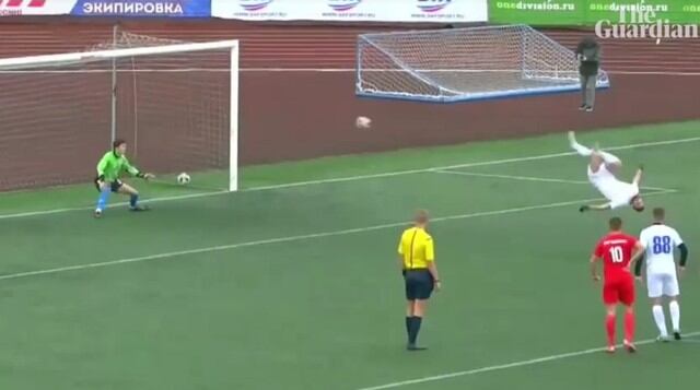 Jugador realizó acrobática pirueta para anotar gol de penal en el fútbol de Rusia [VIDEO]