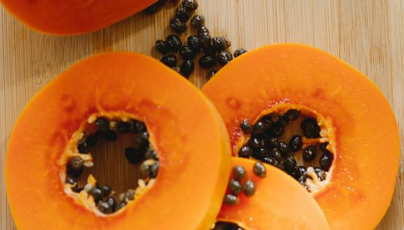 La papaya es una fruta deliciosa y refrescante que te puede durar muchos días si la conservas bien en la nevera. (Foto: Any Lane / Pexels)