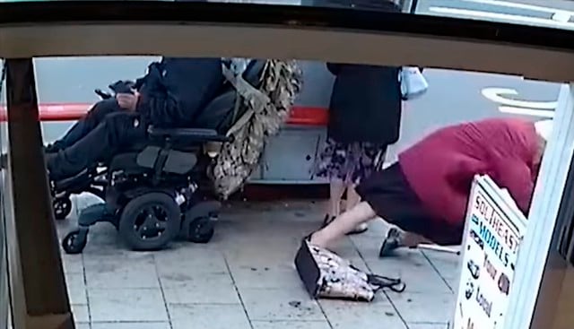 Un hombre atropelló a dos ancianas con su silla de ruedas eléctrica y se dio a la fuga. Ocurrió en Londres. El video es viral en YouTube. (Captura: YouTube|New York Post)