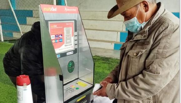 Antes de recibir la tarjeta de débito, los usuarios son capacitados por personal de Pensión 65, en coordinación con el Banco de la Nación, en el correcto uso de en cajeros automáticos.  (Foto: Midis)