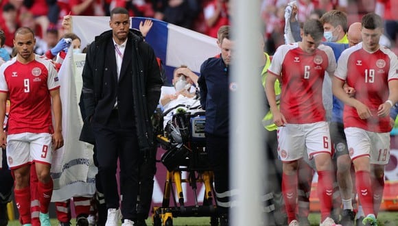 Christian Eriksen se desmayó en el campo y tuvo que ser reanimado por los médicos. (Foto: AFP)