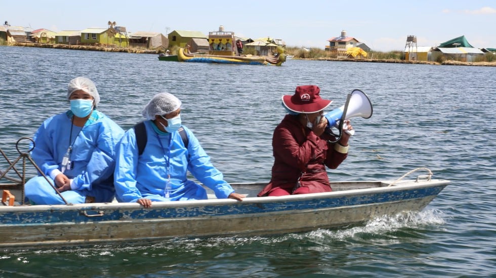 Brigadas de Salud llegaron en botes hasta las Islas flotantes de Los Uros, ubicadas en medio del lago Titicaca, para dar cumplimiento del plan de vacunación contra el COVID-19 a las Comunidades y Pueblos Originarios. El llamado a vacunarse se hizo con megáfono en mano y en lengua originaria. (Foto: MINSA)