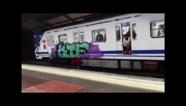 El conductor de unos de los trenes del Metro de Madrid no soportó la acción de los jóvenes. (Captura)