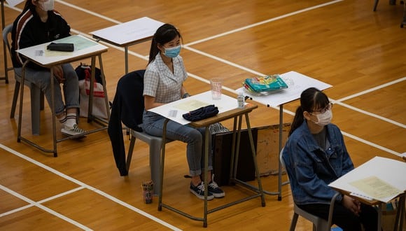 Las escuelas de Hong Kong cerrarán desde el próximo miércoles hasta después de las navidades para intentar frenar la cuarta oleada de coronavirus. (Foto: Jerome FAVRE / POOL / AFP)