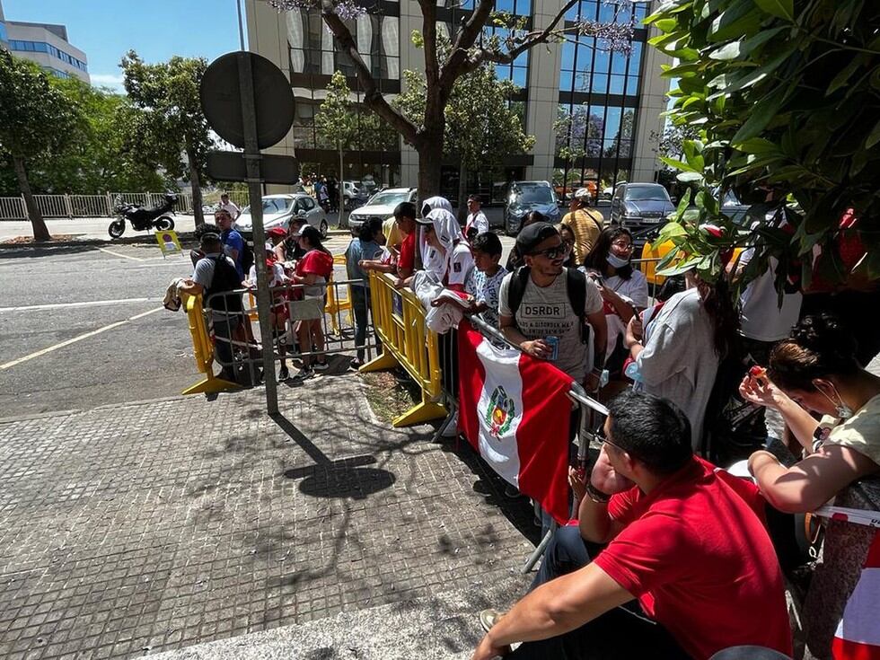 Los hinchas esperaron el bus de la selección peruana cerca del hotel de concentración. (Foto: Daniel Apuy / GEC)