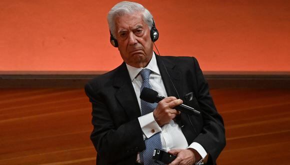 El premio Nobel de Literatura peruano Mario Vargas Llosa participa en una charla con el presidente alemán en la Filarmónica de Berlín el 10 de septiembre de 2020. (Foto de John MACDOUGALL / AFP)