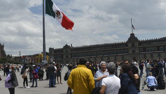 La gente permanece en la plaza del Zócalo después de un terremoto en la Ciudad de México el 19 de septiembre de 2022. (Foto de Pedro PARDO / AFP)