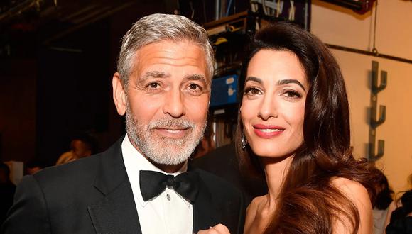 George Clooney estuvo ayudando a su esposa durante su paso por una alfombra roja. (Foto: Getty)
