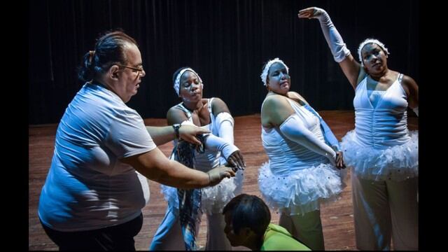 Unas cubanas que sufren de sobrepeso recrean cada año el famoso Lago de los Cisnes. (Foto: Agencias)
