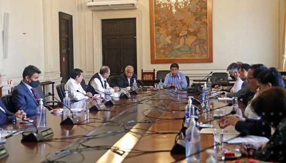 Pedro Castillo y el presidente del Consejo de Ministros, Aníbal Torres, participan de la sesión. (Foto: archivo Presidencia)