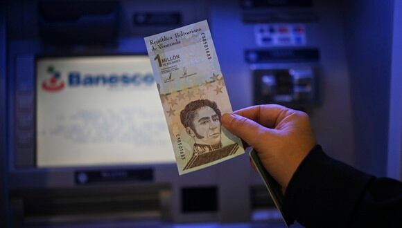 Para acceder a los nuevos billetes se necesita de un cajero automático, pero muchos están malogrados, hay problemas con el internet y constantes apagones. (Foto: Yuri CORTEZ / AFP)