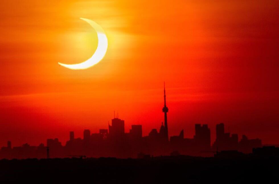 Un eclipse solar anular se eleva sobre el horizonte de Toronto este jueves 10 de junio de 2021. (Frank Gunn / The Canadian Press vía AP).