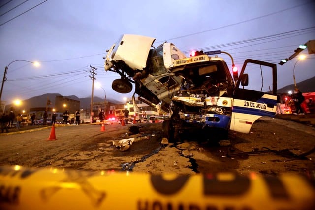 Agentes de la Policía Nacional del Perú (PNP) permanecen en la zona debido a que se reporta congestión vehicular debido a que el tránsito se encuentra bloqueado tras el accidente. (Foto: César Grados)