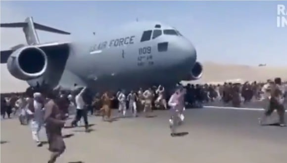 Las personas trataron de subirse a un avión de la fuerza aérea de Estados Unidos. (Twitter / @RadioInvox)