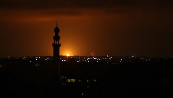 Se ven humo y llamas luego de un ataque aéreo israelí en la ciudad de Khan Yunis, en el sur de la Franja de Gaza, el 16 de septiembre de 2020. (SAID KHATIB / AFP)