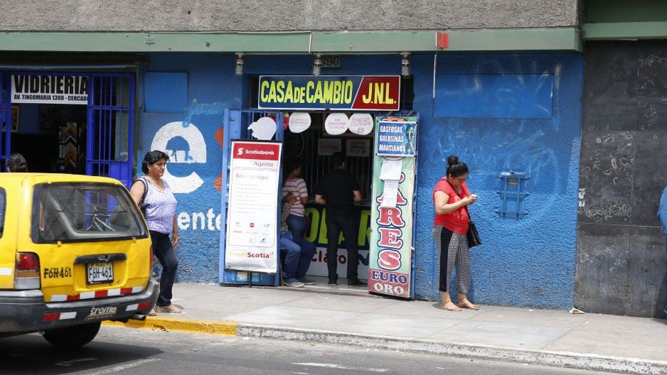 A combazos asaltan casa de cambio en el Cercado de Lima.