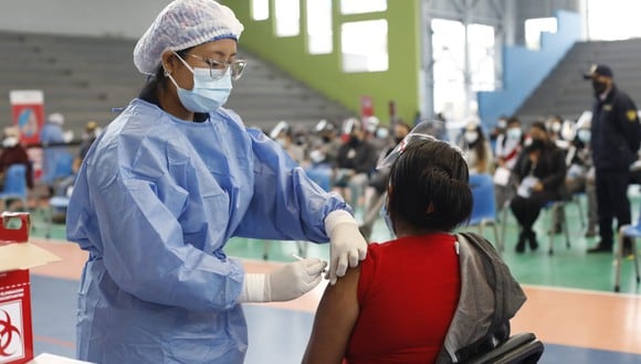 La vacunación contra el coronavirus avanza a nivel nacional. Foto: César Bueno/@photo.gec