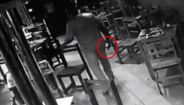 El terrible instante en el que sujeto acuchilla brutalmente a su expareja dentro de restaurante. Foto: Captura de pantalla de América Noticias