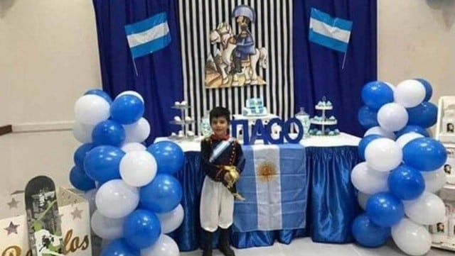 Niño festeja su cumpleaños con temática de San Martín