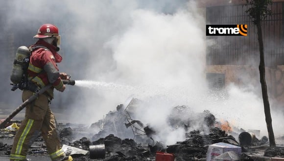 Incendio de basura casi quema casas en la Av. Grau. Fotos: Violeta Ayasta/ @photo.gec