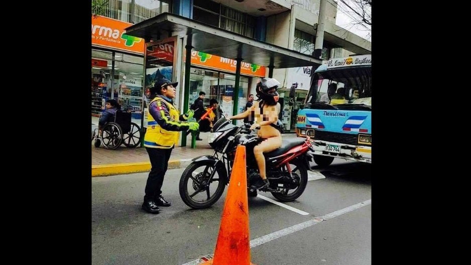 Se paseó desnuda a bordo de moto en Miraflores.