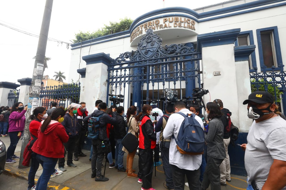 Familiares de las víctimas de la represión policial se encuentran en la Morgue Central de Lima