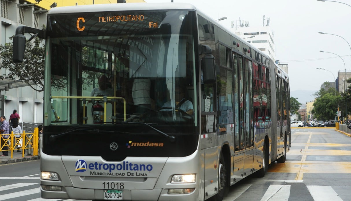 El alcalde de Lima dijo que instalar aire acondicionado en los buses del Metropolitano implica un costo adicional.