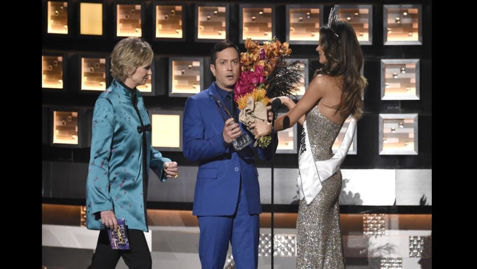Jane Lynch parodió el error que tuvo el presentador del Miss Universo. (Foto: Agencias)