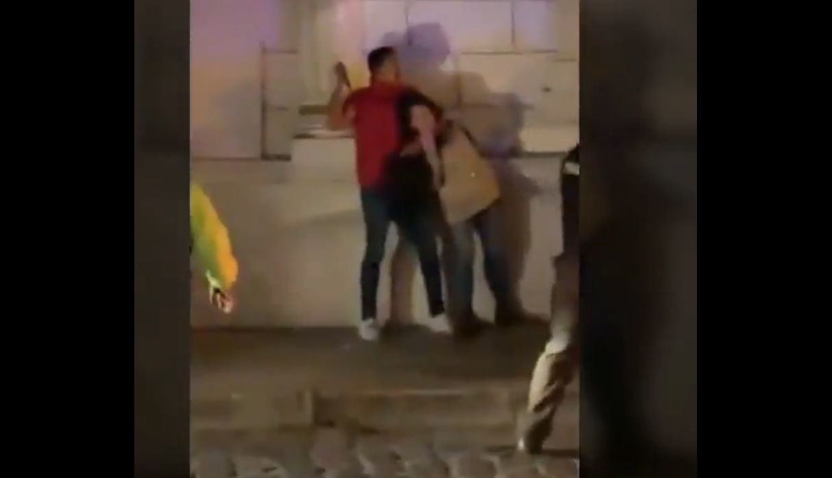 Hombre acuchilla a su pareja en medio de una plaza y ante la vista de 10 policías