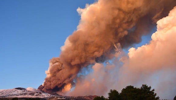 El Etna, con una superficie de unos 1.250 km2, es el volcán en activo más alto (3.324 m) de Europa, con frecuentes erupciones desde hace unos 500.000 años. (Foto: EFE/EPA/ORIETTA SCARDINO)