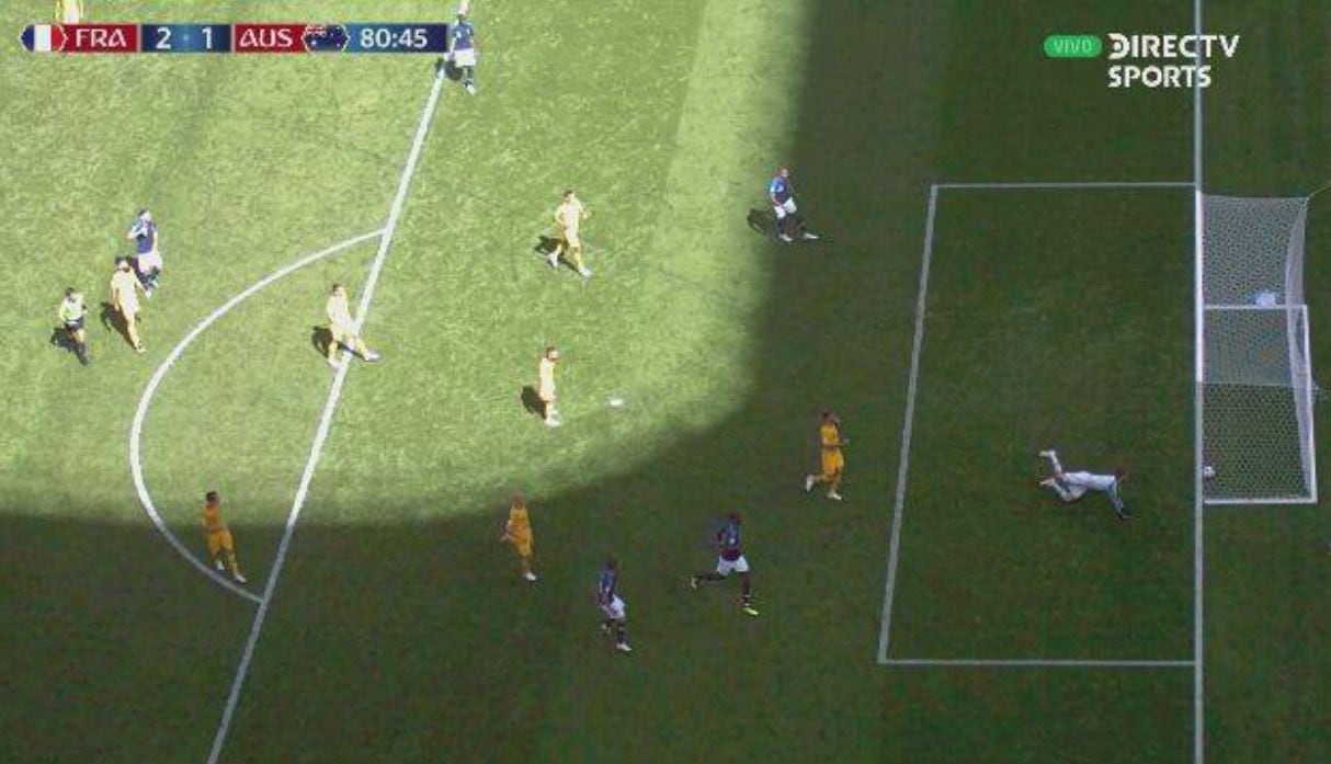 El árbitro uruguayo volvió a utilizar la tecnología en el segundo tanto de Francia. (Autor: FIFA / Fuente: DirecTV)