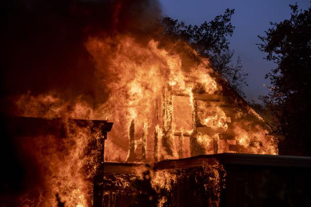 Unas 180 mil personas recibieron órdenes de evacuación por el incendio “Kincade”, en el condado de Sonoma, al norte de San Francisco, California, indicó este domingo la oficina del sheriff. (Foto: AFP)