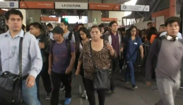 Falla eléctrica causa el cierre de 12 estaciones del Metro de Lima.
