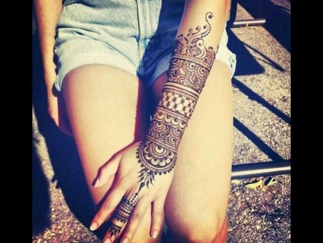 Es una tradición que las novias decoren sus manos y cuerpo con tatuajes de henna antes de la boda.