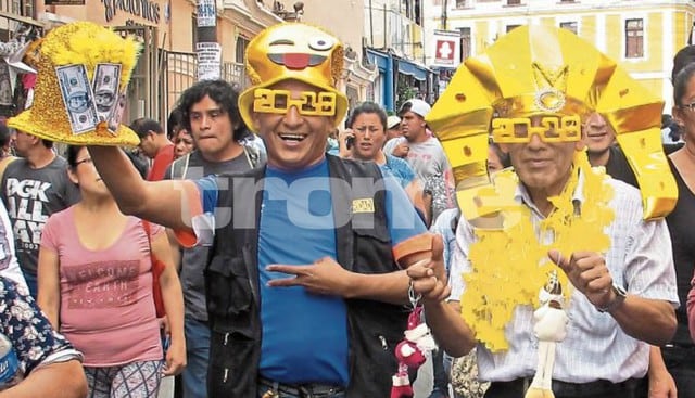 Gorros del billetazo y otros con frases para la ‘hora loca’, además de diversas piñatas para Año Nuevo en el Mercado Central. (Fotos: Isabel Medina / Trome)