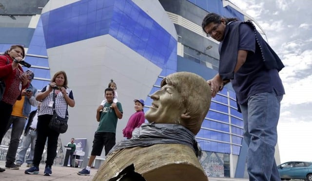 El busto de Evo Morales fue retirado con el uso de martillos. (Foto: AFP)