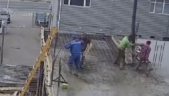 Trabajadores sufren accidente durante la construcción de la casa. (Foto: @masadovcompany / TikTok)