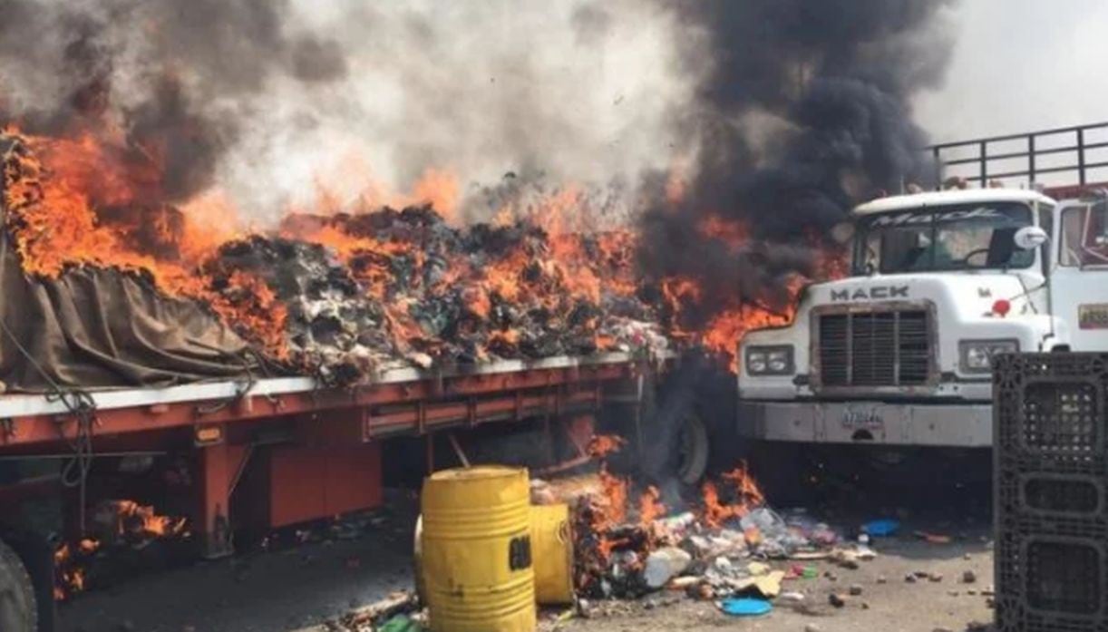 Los tres primeros camiones que ingresaron al país fueron incinerados por el régimen de Maduro. Foto: aporrea.org