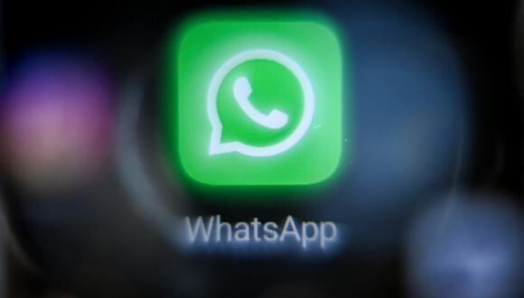 Una fotografía tomada el 12 de octubre de 2021 en Moscú muestra el logotipo del software de mensajería instantánea estadounidense Whatsapp en la pantalla de un teléfono inteligente. (Foto de Kirill KUDRYAVTSEV / AFP)