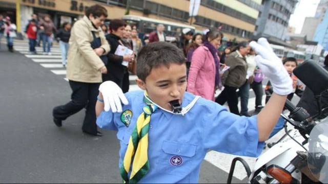 200 scouts salieron a dirigir el tránsito, con apoyo policial, por las festividades de Santa Rosa de Lima (Foto: Difusión)