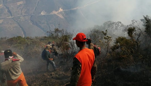 Más de 100 hombres tratan de controlar el incendio en una zona cercana a la Fortaleza de Kuélap. (Facebook Distrito de Tingo/Canal N)