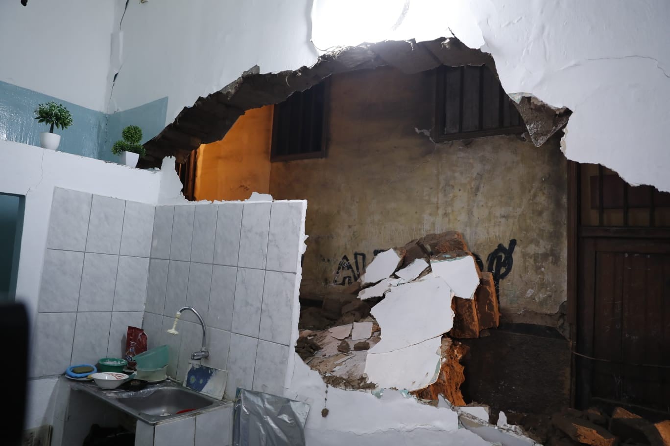 El derrumbe de una vivienda, ubicado en la cuadra 1 de la avenida Bélgica en el distrito de La Victoria, provocó que una persona que se encontraba trabajando en el inmueble quede atrapada. (Foto:Hugo Perez /@photo.gec)