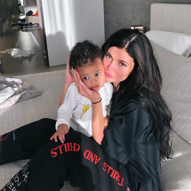 Kylie Jenner muestra su lado más tierno al hacerle un peinado a su hija Stormi. (Foto: Instagram)