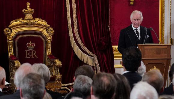 Al término de su discurso ante un nutrido grupo de autoridades políticas y sociales, Carlos III también juró garantizar la protección de la Iglesia de Escocia. (Foto: Jonathan Brady / POOL / AFP).