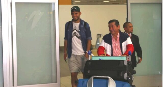Carlos Zambrano llegó a Lima y se puso a disposición de la selección peruana