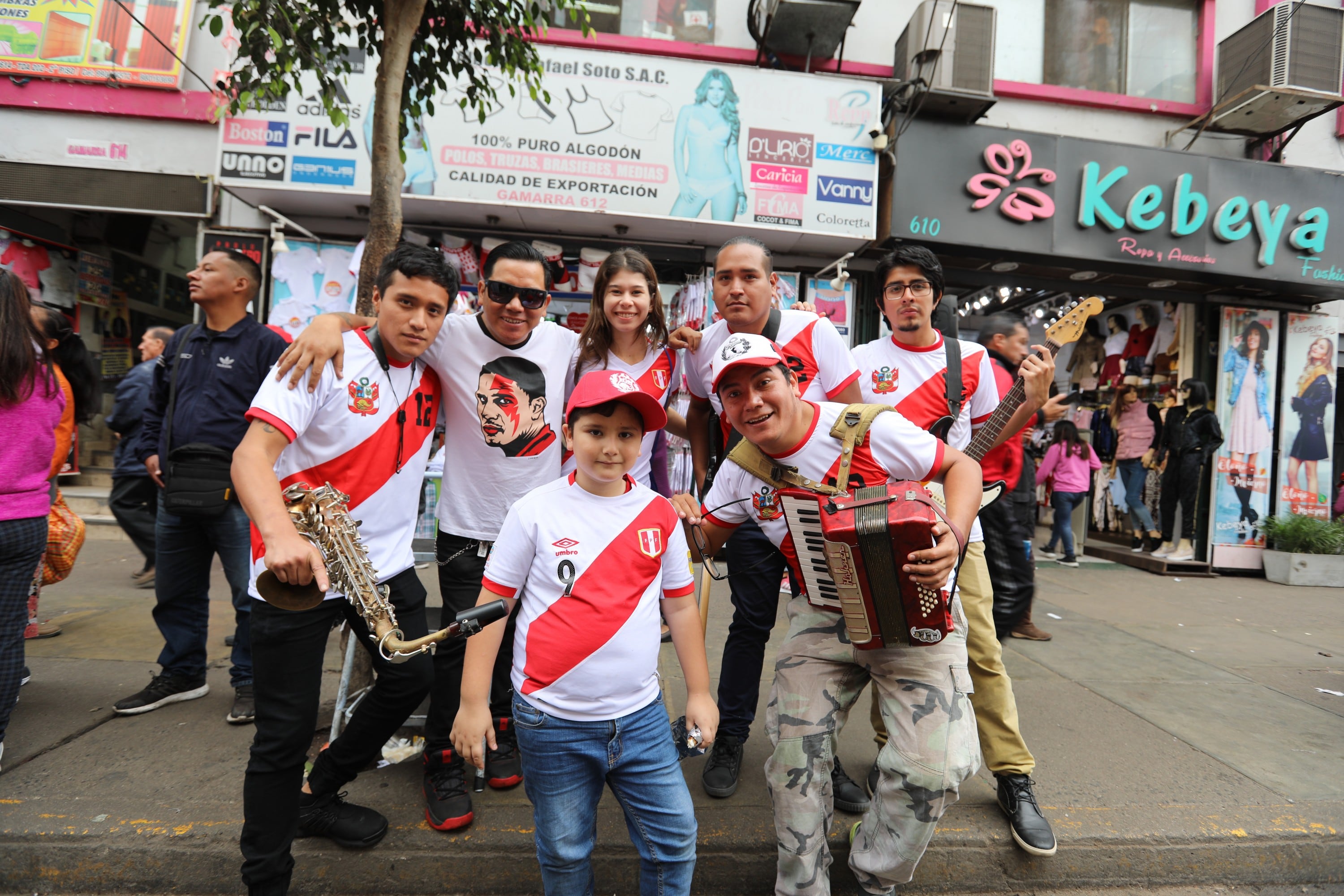 Banda peruana ‘Nación Kombi’ lanza canción inspirada a la Bicolor