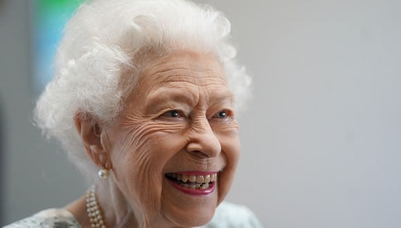 La reina Isabel II de Gran Bretaña sonríe durante una visita para inaugurar oficialmente el nuevo edificio de Thames Hospice en Maidenhead, Berkshire, el 15 de julio de 2022. (Foto de Kirsty O'Connor / POOL / AFP)