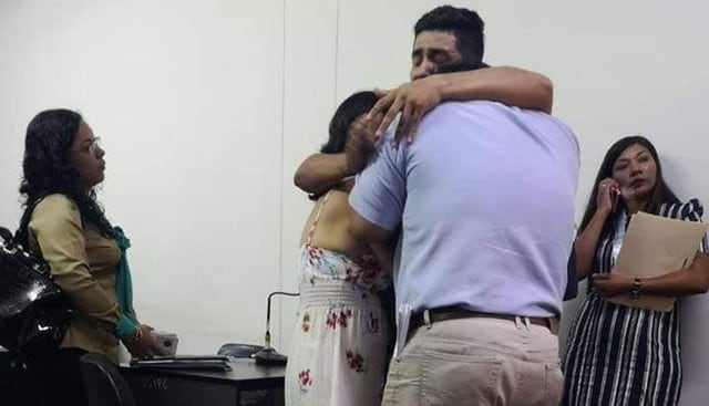El policía recibe el abrazo de sus padres al momento de escuchar la decisión del Poder Judicial de cumplir 7 meses de prisión preventiva. (Foto: Walac Noticias)