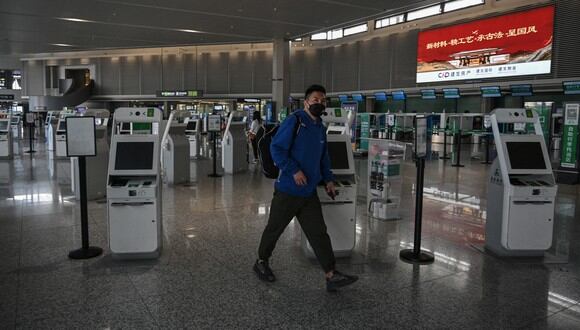 Se ve a un pasajero llegando al Aeropuerto Internacional de Shanghai Hongqiao en Shanghai el 15 de marzo de 2022. (Foto de Hector RETAMAL / AFP)